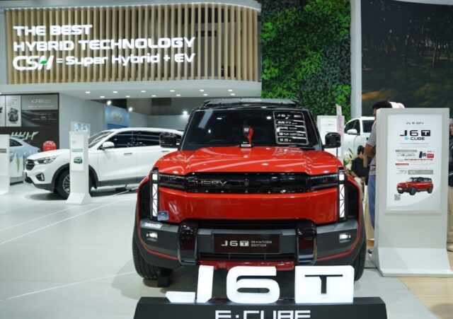 Chery J6T, mobil listrik berdesain boxy dengan kemampuan off-road, tampil di booth Chery dan sukses meraih penghargaan Best Compact SUV di ajang Indonesia International Motor Show 2026