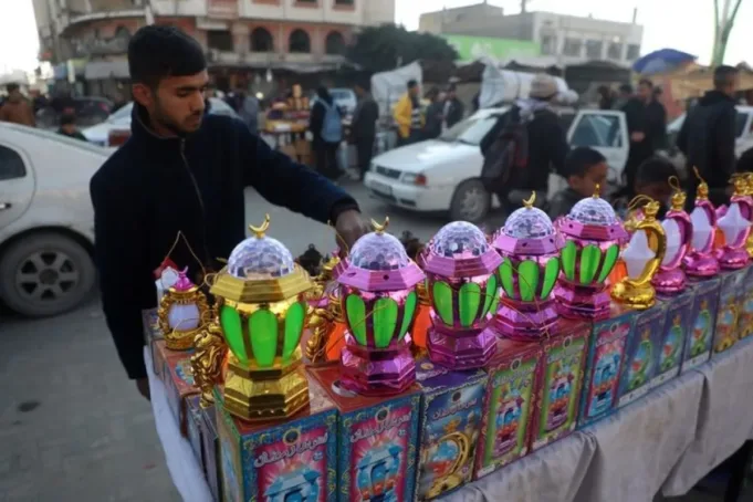 Seorang pria menjual produk di sebuah pasar menjelang Ramadhan di Kota Gaza pada 28 Februari 2025. ANTARA/Xinhua/Rizek Abdeljawad.