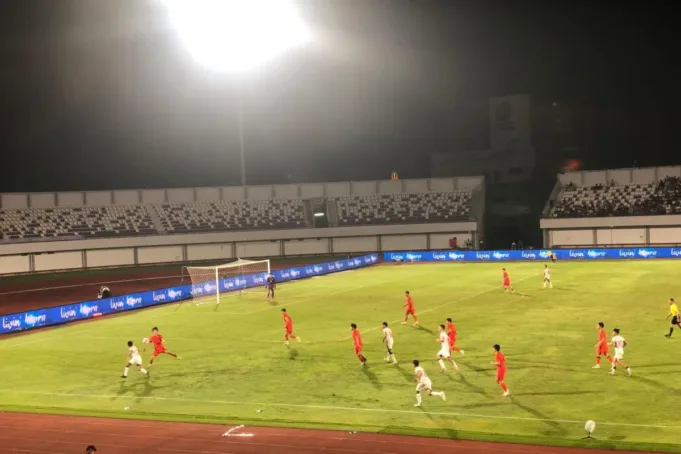 Laga uji coba timnas U-17 Indonesia menghadapi China U-17 di Indomilk Arena, Kabupaten Tangerang, Banten, Minggu (8/2/2026). Laga ini dimenangkan China dengan skor 0-7. (ANTARA/Zaro Ezza Syachniar)