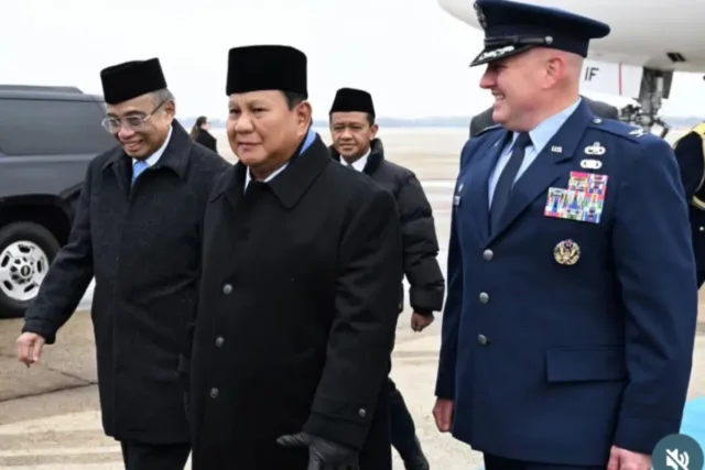 Presiden Prabowo Subianto tiba di Pangkalan Militer Andrews, Washington DC, Amerika Serikat, Selasa (17/2/2026) waktu setempat. (ANTARA/HO-Sekretariat Presiden)