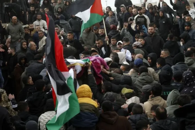 Para pelayat menghadiri pemakaman pemuda Palestina Mohammad Rajeh Nasrallah yang dibunuh oleh pasukan Israel, di kota Hebron, Tepi Barat, pada 28 Januari 2026. (ANTARA/Xinhua/Mamoun Wazwaz.)