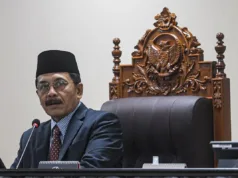 MKMK Segera Putus Dugaan Pelanggaran Etik Hakim Konstitusi Adies Kadir Pekan Ini Arsip foto - Ketua Majelis Kehormatan Mahkamah Konstitusi (MKMK) I Dewa Gede Palguna memimpin sidang putusan terkait laporan dugaan pelanggaran kode etik yang dilakukan oleh Hakim Konstitusi M.A Guntur Hamzah di gedung Mahkamah Konstitusi, Jakarta, Kamis (25/4/2024). ANTARA FOTO/Muhammad Adimaja/aww.