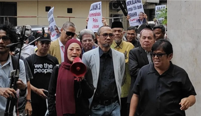 Ketua Komisi Pemberantasan Korupsi (KPK) periode 2011-2015, Abraham Samad saat memenuhi panggilan Polda Metro Jaya, Rabu (13/8/2025) (ANTARA/Ilham Kausar)