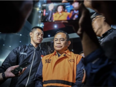 KPK Dalami Kasus Sudewo, Tiga Saksi Diperiksa di Polda Jateng Tersangka kasus dugaan tindak pidana korupsi terkait pemerasan dalam pengisian jabatan perangkat desa di lingkungan Pemerintah Kabupaten Pati Sudewo berjalan meninggalkan Gedung KPK Merah Putih usai pemeriksaan di Jakarta, Selasa (20/1/2026). KPK menetapkan Bupati Pati tersebut sebagai tersangka dengan barang bukti berupa uang senilai Rp2,6 miliar. ANTARA FOTO/Muhammad Adimaja/rwa/pri.