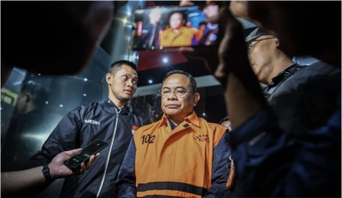 Tersangka kasus dugaan tindak pidana korupsi terkait pemerasan dalam pengisian jabatan perangkat desa di lingkungan Pemerintah Kabupaten Pati Sudewo berjalan meninggalkan Gedung KPK Merah Putih usai pemeriksaan di Jakarta, Selasa (20/1/2026). KPK menetapkan Bupati Pati tersebut sebagai tersangka dengan barang bukti berupa uang senilai Rp2,6 miliar. ANTARA FOTO/Muhammad Adimaja/rwa/pri.