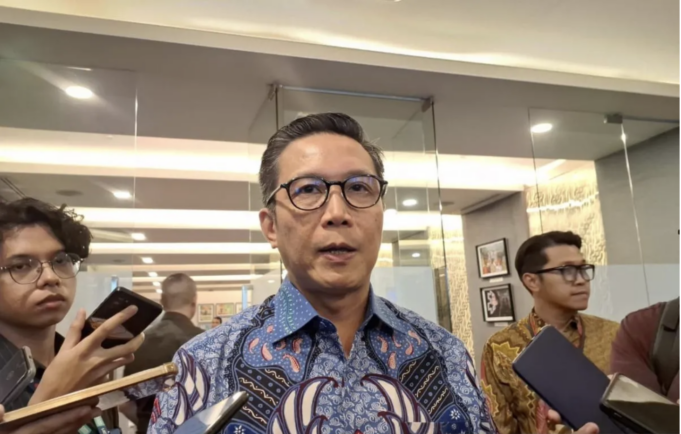 Direktur Pengembangan PT Bursa Efek Indonesia (BEI) Jeffrey Hendrik dalam wawancara cegat seusai acara "Pemberian Penghargaan kepada Anggota Bursa Pemenang Most Active Structured Product Securities Company dan Penghargaan Khusus Investor Reward Program 2025" di di Gedung BEI, Jakarta, Senin (24/11/2025). (ANTARA/ Muhammad Heriyanto)