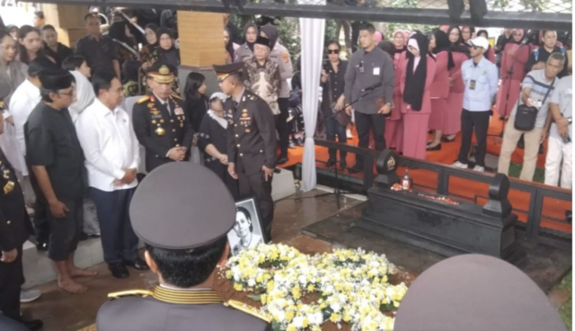 Kapolri Jenderal Polisi Listyo Sigit Prabowo pada prosesi pemakaman Meriyati Roeslani Hoegeng atau Eyang Meri di Taman Pemakaman Giri Tama, Desa Tonjong, Kabupaten Bogor, Jawa Barat, Rabu (4/2/2026). ANTARA/M Fikri Setiawan