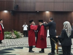 Hakim Konstitusi Arief Hidayat Purnabakti, MK Sampaikan Penghormatan Pelepasan kalung Hakim Konstitusi MK Arief Hidayat oleh Ketua Hakim Konstitusi MK Suhartoyo dalam acara wisuda purnabakti di Gedung Sidang Pleno I MK, Jakarta, Rabu (4/1/2026). (ANTARA/Muhammad Rizki)