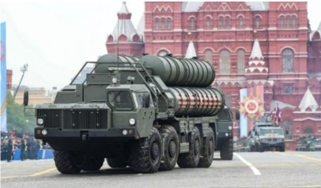 Arsip - Sistem rudal darat-ke-udara S-400 Triumf buatan Rusia terlihat di Lapangan Merah dalam parade Hari Kemenangan di Moskow, Rusia, 9 Mei 2019. (ANTARA/Xinhua/Bai Xueqi/pri)