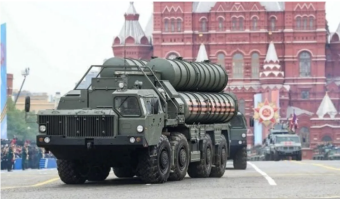 Arsip - Sistem rudal darat-ke-udara S-400 Triumf buatan Rusia terlihat di Lapangan Merah dalam parade Hari Kemenangan di Moskow, Rusia, 9 Mei 2019. (ANTARA/Xinhua/Bai Xueqi/pri)