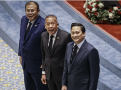 NasDem Nilai Wacana Prabowo Dua Periode Masuk Akal Wakil Ketua DPR Saan Mustopa (tengah) dan Cucun Ahmad Syamsurijal (kiri) berfoto bersama dengan Deputi Gubernur Bank Indonesia (BI) terpilih Thomas Djiwandono (kanan) pada Rapat Paripurna DPR ke-12 Masa Persidangan III Tahun Sidang 2025-2026 di Kompleks Parlemen, Senayan, Jakarta, Selasa (27/1/2026). Rapat Paripurna DPR menyetujui Thomas Djiwandono menjadi Deputi Gubernur BI periode 2026-2031 menggantikan Juda Agung yang mengundurkan diri pada 13 Januari 2026. ANTARA FOTO/Dhemas Reviyanto/wsj.