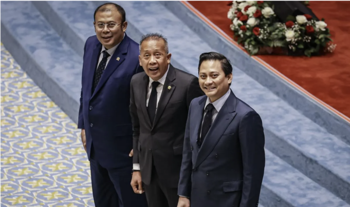Wakil Ketua DPR Saan Mustopa (tengah) dan Cucun Ahmad Syamsurijal (kiri) berfoto bersama dengan Deputi Gubernur Bank Indonesia (BI) terpilih Thomas Djiwandono (kanan) pada Rapat Paripurna DPR ke-12 Masa Persidangan III Tahun Sidang 2025-2026 di Kompleks Parlemen, Senayan, Jakarta, Selasa (27/1/2026). Rapat Paripurna DPR menyetujui Thomas Djiwandono menjadi Deputi Gubernur BI periode 2026-2031 menggantikan Juda Agung yang mengundurkan diri pada 13 Januari 2026. ANTARA FOTO/Dhemas Reviyanto/wsj.