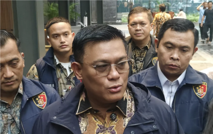 Direktur Tindak Pidana Ekonomi Khusus (Dirtipideksus) Bareskrim Polri Brigjen Pol. Ade Safri Simanjuntak (tengah) memberikan keterangan pers di kawasan Jakarta Selatan, Jumat (23/1/2026). ANTARA/Nadia Putri Rahmani
