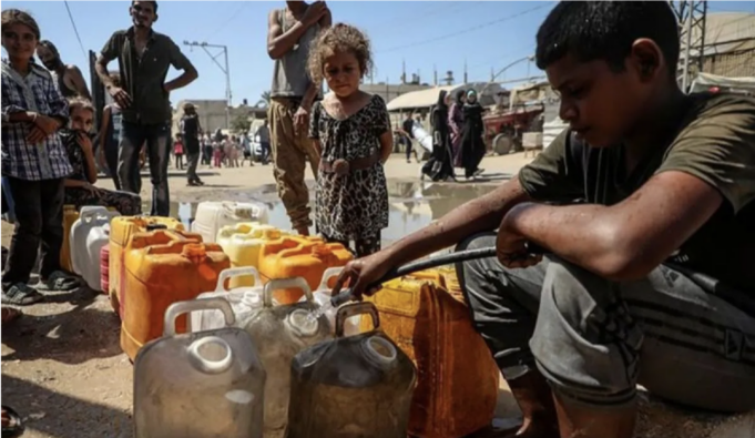 Anak-anak yang mengungsi terlihat mengambil air di tempat penampungan sementara di Deir al-Balah, di Jalur Gaza tengah, Palestina, Selasa (23/9/2025). ANTARA/Xinhua/Rizek Abdeljawad/aa.