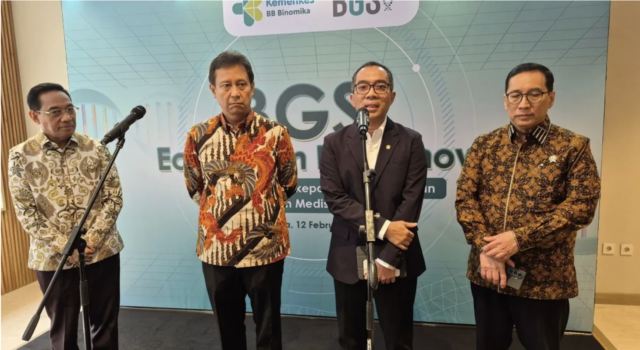 Menteri Pendidikan Tinggi, Sains, dan Teknologi (Mendiktisaintek) Brian Yuliarto (kedua kanan) usai menghadiri seminar di Kementerian Kesehatan, Jakarta, Kamis (12/2/2026). ANTARA/Sean Filo Muhamad