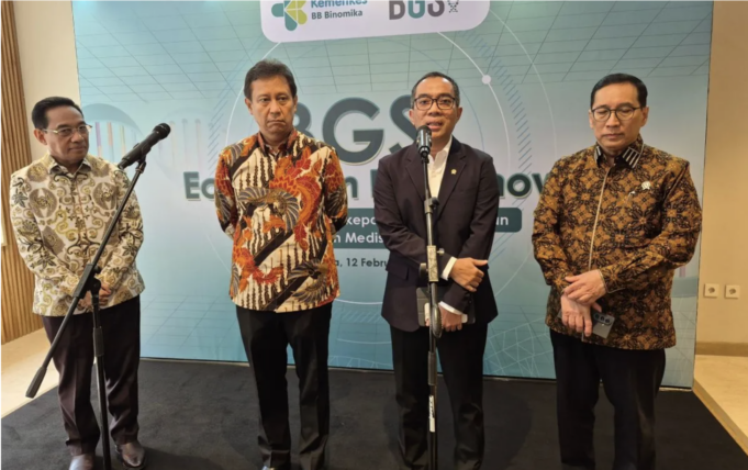 Menteri Pendidikan Tinggi, Sains, dan Teknologi (Mendiktisaintek) Brian Yuliarto (kedua kanan) usai menghadiri seminar di Kementerian Kesehatan, Jakarta, Kamis (12/2/2026). ANTARA/Sean Filo Muhamad