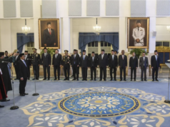 MKMK Mulai Periksa Laporan Keabsahan Pengangkatan Adies Kadir sebagai Hakim MK Presiden Prabowo Subianto (kanan) membacakan sumpah jabatan saat memimpin pembacaan sumpah jabatan pada pelantikan Hakim Mahkamah Konstitusi (MK) Adies Kadir (kiri) dan Wakil Menteri Keuangan Juda Agung (ketiga kiri) di Istana Negara, Jakarta, Kamis (5/2/2026). Presiden Prabowo melantik Adies Kadir sebagai Hakim MK menggantikan Hakim MK Arief Hidayat yang memasuki masa purnatugas pada Februari 2026 serta melantik Juda Agung sebagai Wakil Menteri Keuangan menggantikan Thomas Djiwandono, yang ditetapkan sebagai Deputi Gubernur Bank Indonesia (BI). ANTARA FOTO/Galih Pradipta/bar