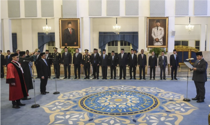 Presiden Prabowo Subianto (kanan) membacakan sumpah jabatan saat memimpin pembacaan sumpah jabatan pada pelantikan Hakim Mahkamah Konstitusi (MK) Adies Kadir (kiri) dan Wakil Menteri Keuangan Juda Agung (ketiga kiri) di Istana Negara, Jakarta, Kamis (5/2/2026). Presiden Prabowo melantik Adies Kadir sebagai Hakim MK menggantikan Hakim MK Arief Hidayat yang memasuki masa purnatugas pada Februari 2026 serta melantik Juda Agung sebagai Wakil Menteri Keuangan menggantikan Thomas Djiwandono, yang ditetapkan sebagai Deputi Gubernur Bank Indonesia (BI). ANTARA FOTO/Galih Pradipta/bar