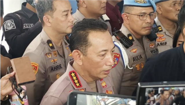 Kapolri Jenderal Pol. Listyo Sigit Prabowo menjawab pertanyaan awak media seusai menghadiri agenda peletakan batu pertama pembangunan 1.179 SPPG di Palmerah, Jakarta, Jumat (13/2/2026). ANTARA/Nadia Putri Rahmani/aa.