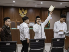 PN Jakpus Alihkan Penahanan Delpedro dkk Jadi Tahanan Kota, Tetap Wajib Lapor Terdakwa kasus dugaan penghasutan aksi demonstrasi Syahdan Husein (kedua kanan), Delpedro Marhaen (kiri), Muzaffar Salim (kedua kiri) dan Khariq Anhar (kanan) memberi keterangan usai menjalani sidang lanjutan di Pengadilan Negeri Jakarta Pusat, Jakarta, Senin (29/12/2025). Sidang tersebut beragendakan pembacaan jawaban Jaksa Penuntut Umum (JPU) atas eksepsi terdakwa. ANTARA FOTO/Dhemas Reviyanto/bar