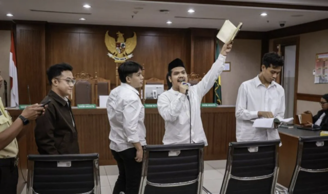 Terdakwa kasus dugaan penghasutan aksi demonstrasi Syahdan Husein (kedua kanan), Delpedro Marhaen (kiri), Muzaffar Salim (kedua kiri) dan Khariq Anhar (kanan) memberi keterangan usai menjalani sidang lanjutan di Pengadilan Negeri Jakarta Pusat, Jakarta, Senin (29/12/2025). Sidang tersebut beragendakan pembacaan jawaban Jaksa Penuntut Umum (JPU) atas eksepsi terdakwa. ANTARA FOTO/Dhemas Reviyanto/bar