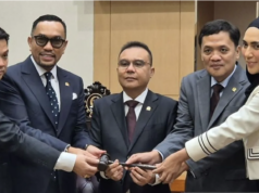 Ahmad Sahroni Resmi Kembali Jadi Wakil Ketua Komisi III DPR Usai Sanksi Dicabut Wakil Ketua DPR RI Sufmi Dasco Ahmad (tengah) berfoto bersama Ahmad Sahroni (dua kiri) dan jajaran pimpinan Komisi III DPR RI lainnya di kompleks parlemen, Jakarta, Kamis (19/2/2026). ANTARA/HO-DPR/aa.