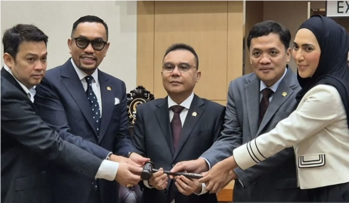 Screenshot 2026-02-19 at 10.55.17 AM Wakil Ketua DPR RI Sufmi Dasco Ahmad (tengah) berfoto bersama Ahmad Sahroni (dua kiri) dan jajaran pimpinan Komisi III DPR RI lainnya di kompleks parlemen, Jakarta, Kamis (19/2/2026). ANTARA/HO-DPR/aa.