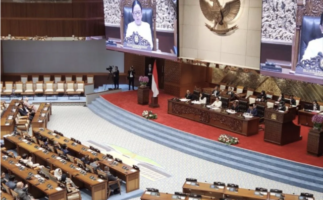 Ketua DPR RI Puan Maharani memimpin rapat paripurna di kompleks parlemen, Jakarta, Kamis (19/2/2026). ANTARA/Bagus Ahmad Rizaldi