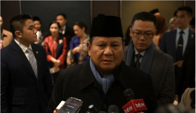 Presiden Prabowo Subianto menjawab pertanyaan wartawan di Hotel Four Seasons, Washington DC, Amerika Serikat, Sabtu (21/2/2026). ANTARA/Hafidz Mubarak/pri.