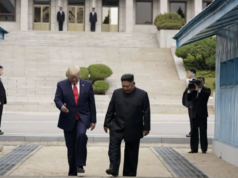 Gedung Putih: Trump Siap Bertemu Kim Jong Un Tanpa Prasyarat Arsip foto - Presiden Amerika Serikat Donald Trump bertemu dengan pemimpin Korea Utara Kim Jong Un di zona demiliterisasi yang memisahkan dua Korea, di Panmunjom, Korea Selatan, Minggu (30/6/2019). /ANTARA/REUTERS/Kevin Lamarque/aa.