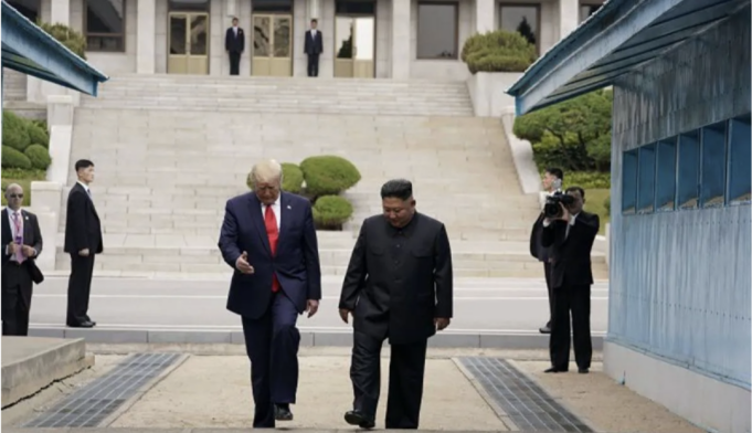 Arsip foto - Presiden Amerika Serikat Donald Trump bertemu dengan pemimpin Korea Utara Kim Jong Un di zona demiliterisasi yang memisahkan dua Korea, di Panmunjom, Korea Selatan, Minggu (30/6/2019). /ANTARA/REUTERS/Kevin Lamarque/aa.
