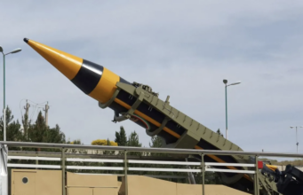 Iran Balas Serangan, Yerusalem hingga Pangkalan AS di UEA Jadi Sasaran Rudal balistik darat ke darat dengan jangkauan 2.000 km bernama Khaibar dipamerkan di Tehran, Iran, Kamis (25/3/2023). /ANTARA FOTO/WANA (West Asia News Agency) via REUTERS/foc.