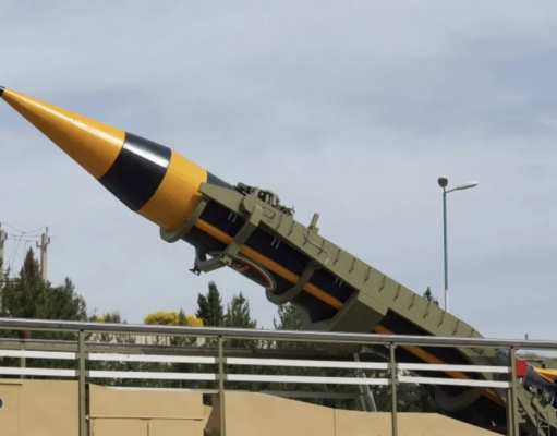 Iran Balas Serangan, Yerusalem hingga Pangkalan AS di UEA Jadi Sasaran Rudal balistik darat ke darat dengan jangkauan 2.000 km bernama Khaibar dipamerkan di Tehran, Iran, Kamis (25/3/2023). /ANTARA FOTO/WANA (West Asia News Agency) via REUTERS/foc.