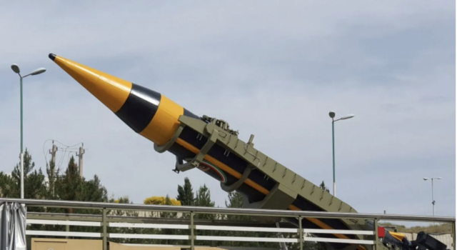 Rudal balistik darat ke darat dengan jangkauan 2.000 km bernama Khaibar dipamerkan di Tehran, Iran, Kamis (25/3/2023). /ANTARA FOTO/WANA (West Asia News Agency) via REUTERS/foc.