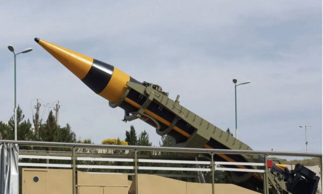 Rudal balistik darat ke darat dengan jangkauan 2.000 km bernama Khaibar dipamerkan di Tehran, Iran, Kamis (25/3/2023). /ANTARA FOTO/WANA (West Asia News Agency) via REUTERS/foc.