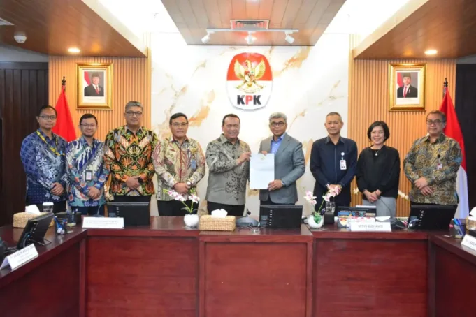 Anggota I BPK Nyoman Adhi Suryadnyana (kelima dari kiri) saat memberikan dokumen kepada Ketua KPK Setyo Budiyanto dalam agenda pemeriksaan atas Laporan Keuangan (LK) Komisi Pemberantasan Korupsi (KPK) Tahun 2025 di Jakarta, Kamis (29/1/2026). ANTARA/HO- (BPK)