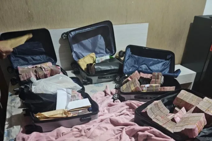 Sejumlah barang bukti kasus dugaan suap dan gratifikasi terkait importasi barang KW di lingkungan Direktorat Jenderal Bea Cukai Kementerian Keuangan yang disita Komisi Pemberantasan Korupsi di Ciputat, Tangerang Selatan, Banten, Jumat (13/2/2026). ANTARA/HO-KPK