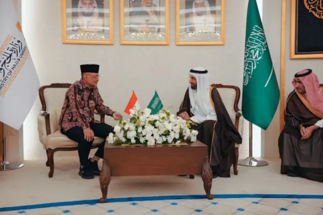 Menteri Haji dan Umrah RI, Moch. Irfan Yusuf (kiri) dalam forum Saudi-Indonesian Umrah Co.Exchange di Makkah, Arab Saudi (16/2/2026). ANTARA/HO-Kemenhaj