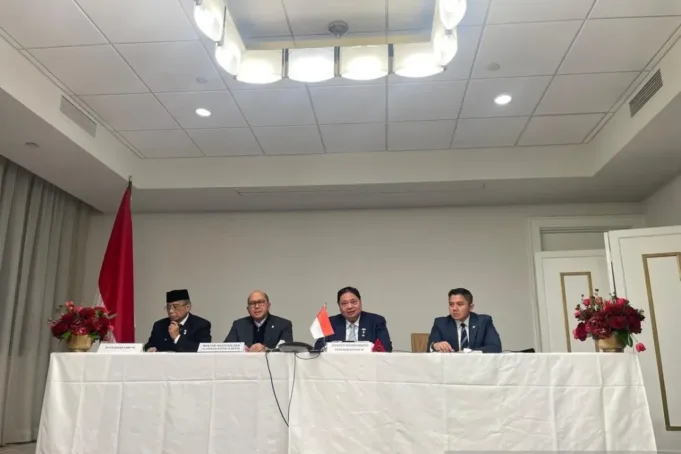 WhatsApp-Image-2026-02-20-at-8.20.11-AM.jpeg (Kiri-Kanan) Duta Besar RI untuk AS Dwisuryo Indroyono Soesilo, Menteri Investasi dan Hilirisasi Rosan Roeslani, Menteri Koordinator Bidang Perekonomian Airlangga Hartarto, Sekretaris Kabinet RI Teddy Indra Wijaya dalam konferensi pers di Washington D.C, AS, Kamis waktu setempat (19/2/2026) (ANTARA/Hafidz Mubarak A)