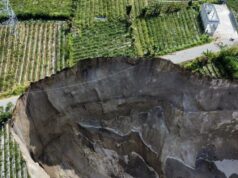 Badan Geologi: Lubang Raksasa di Aceh Tengah Terus Meluas dan Ancam Permukiman Foto udara kondisi perkebunan milik warga yang amblas di jalan lintas Kecamatan Desa Pondok Balik, Kecamatan Ketol, Aceh Tengah, Aceh, Jumat (30/1/2026). (ANTARA FOTO/Abiyyu)