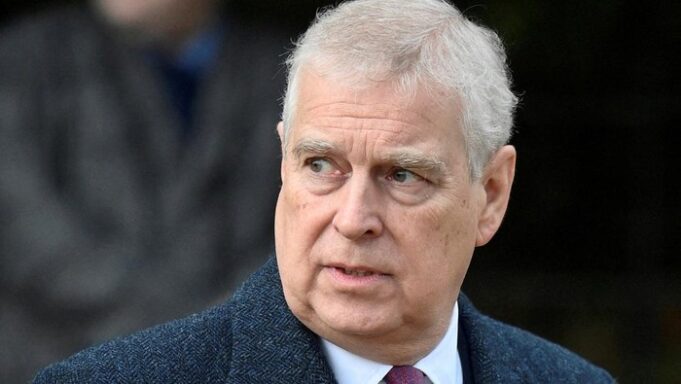 raja-charles-iii-resmi-hapus-gelar-dan-tendang-adiknya-dari-istana-1761884441419_169 Andrew Mountbatten-Windsor, adik Raja Inggris Charles III (dok. REUTERS/Toby Melville)