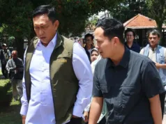 Bulog Tegaskan Isu Dirut Ahmad Rizal Ramdhani Jadi Kabais TNI Hoaks Direktur Utama Perum Bulog Ahmad Rizal Ramdhani (kiri), Head of Public Relations Perum Bulog Tomi Wijaya (kanan). ANTARA/HO-Bulog