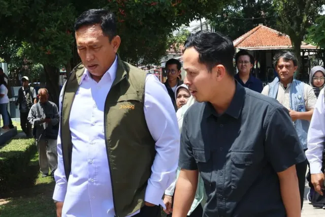 Direktur Utama Perum Bulog Ahmad Rizal Ramdhani (kiri), Head of Public Relations Perum Bulog Tomi Wijaya (kanan). ANTARA/HO-Bulog