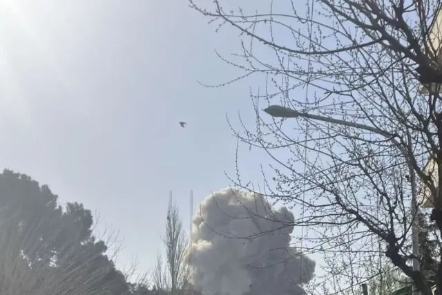 SANAA, 28 Februari (Xinhua) -- Pemimpin Houthi, Abdulmalik al-Houthi, pada Sabtu (28/2) malam waktu setempat mengatakan kelompoknya menyatakan solidaritas penuh dengan Iran dan "sepenuhnya siap menghadapi segala perkembangan." Abdulmalik juga menyerukan kepada para pendukungnya untuk menggelar demonstrasi massal di Sanaa dan provinsi-provinsi lainnya.