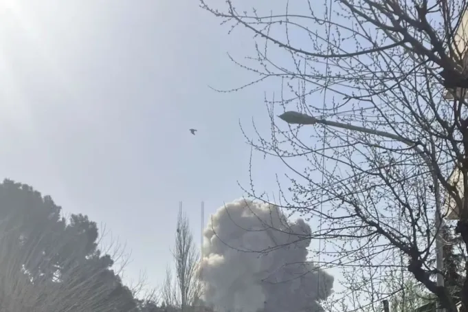 CjkinzN000011_20260301_CBMFN0A001.jpg SANAA, 28 Februari (Xinhua) -- Pemimpin Houthi, Abdulmalik al-Houthi, pada Sabtu (28/2) malam waktu setempat mengatakan kelompoknya menyatakan solidaritas penuh dengan Iran dan "sepenuhnya siap menghadapi segala perkembangan." Abdulmalik juga menyerukan kepada para pendukungnya untuk menggelar demonstrasi massal di Sanaa dan provinsi-provinsi lainnya.