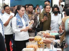Pakar Hukum: Gubernur Malut Wajib Diperiksa Jika Terbukti Terkait Tambang Ilegal PT Karya Wijaya Gubernur Maluku Utara, Sherly Tjoanda, mellihat produk milik UMKM sekaligus membuka agenda strategis bertajuk Akselerasi UMKM Naik Kelas sebagai Motor Penggerak Pertumbuhan Ekonomi Masa Depan” yang diselenggarakan di Dhuafa Center Ternate, Kamis (22/1/2026). ANTARA/Abdul Fatah