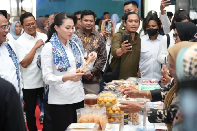 Gubernur Maluku Utara, Sherly Tjoanda, mellihat produk milik UMKM sekaligus membuka agenda strategis bertajuk Akselerasi UMKM Naik Kelas sebagai Motor Penggerak Pertumbuhan Ekonomi Masa Depan” yang diselenggarakan di Dhuafa Center Ternate, Kamis (22/1/2026). ANTARA/Abdul Fatah