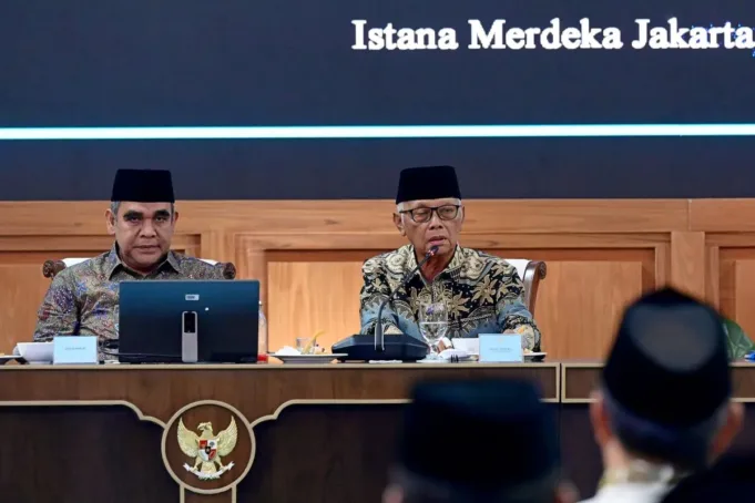 Ketua Umum Majelis Ulama Indonesia (MUI) Anwar Iskandar (kanan) didampingi Ketua MPR Ahmad Muzani (kiri) hadir di agenda Silaturahmi Presiden dengan Para Kiai dan Tokoh Organisasi Kemasyarakatan Islam di Istana Kepresidenan Jakarta, pada Kamis (5/3/2026). (ANTARA/HO-MUI)