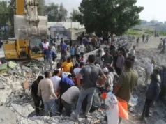 Iran Ungkap 30 Persen Korban Tewas Serangan AS–Israel adalah Anak-anak im penyelamat dan warga lokal berupaya menyelamatkan korban luka dari reruntuhan di sebuah sekolah khusus perempuan yang diserang di Minah, Provinsi Hormozgan, Iran selatan, pada 28 Februari 2026. (ANTARA/Xinhua/Mehr News Agency)