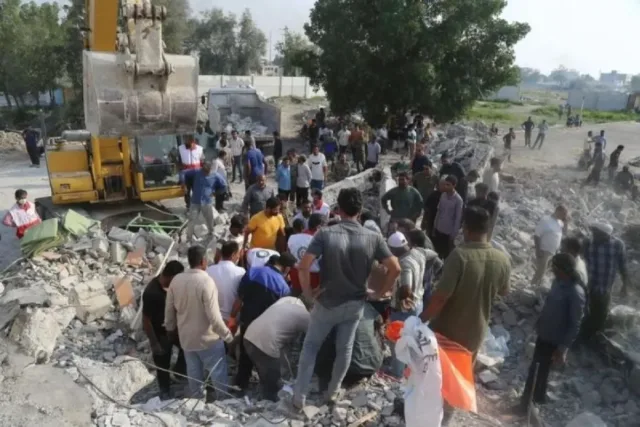 im penyelamat dan warga lokal berupaya menyelamatkan korban luka dari reruntuhan di sebuah sekolah khusus perempuan yang diserang di Minah, Provinsi Hormozgan, Iran selatan, pada 28 Februari 2026. (ANTARA/Xinhua/Mehr News Agency)